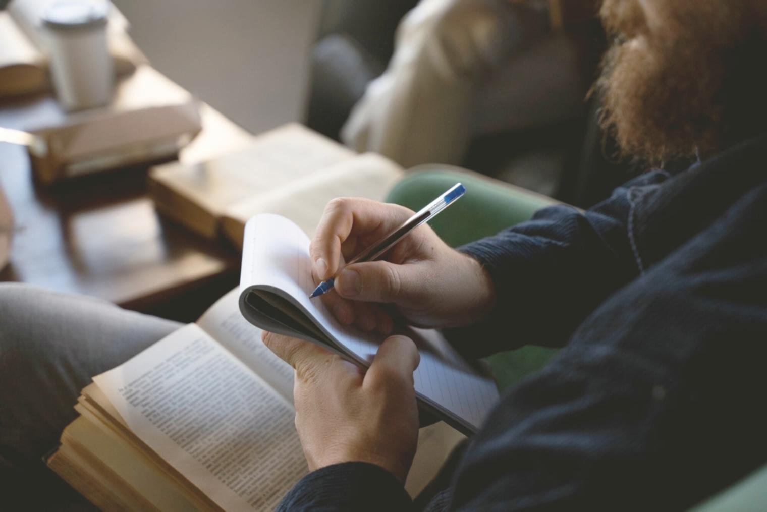 Sessione di workshop creativo con partecipanti attivi