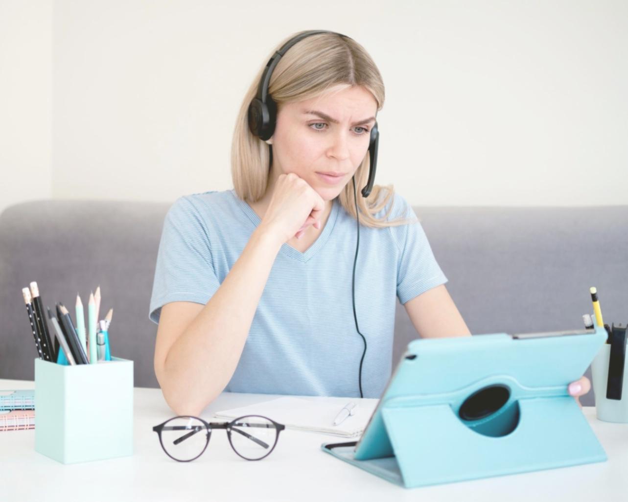 Moderna postazione di lavoro per scrittore digitale contemporaneo