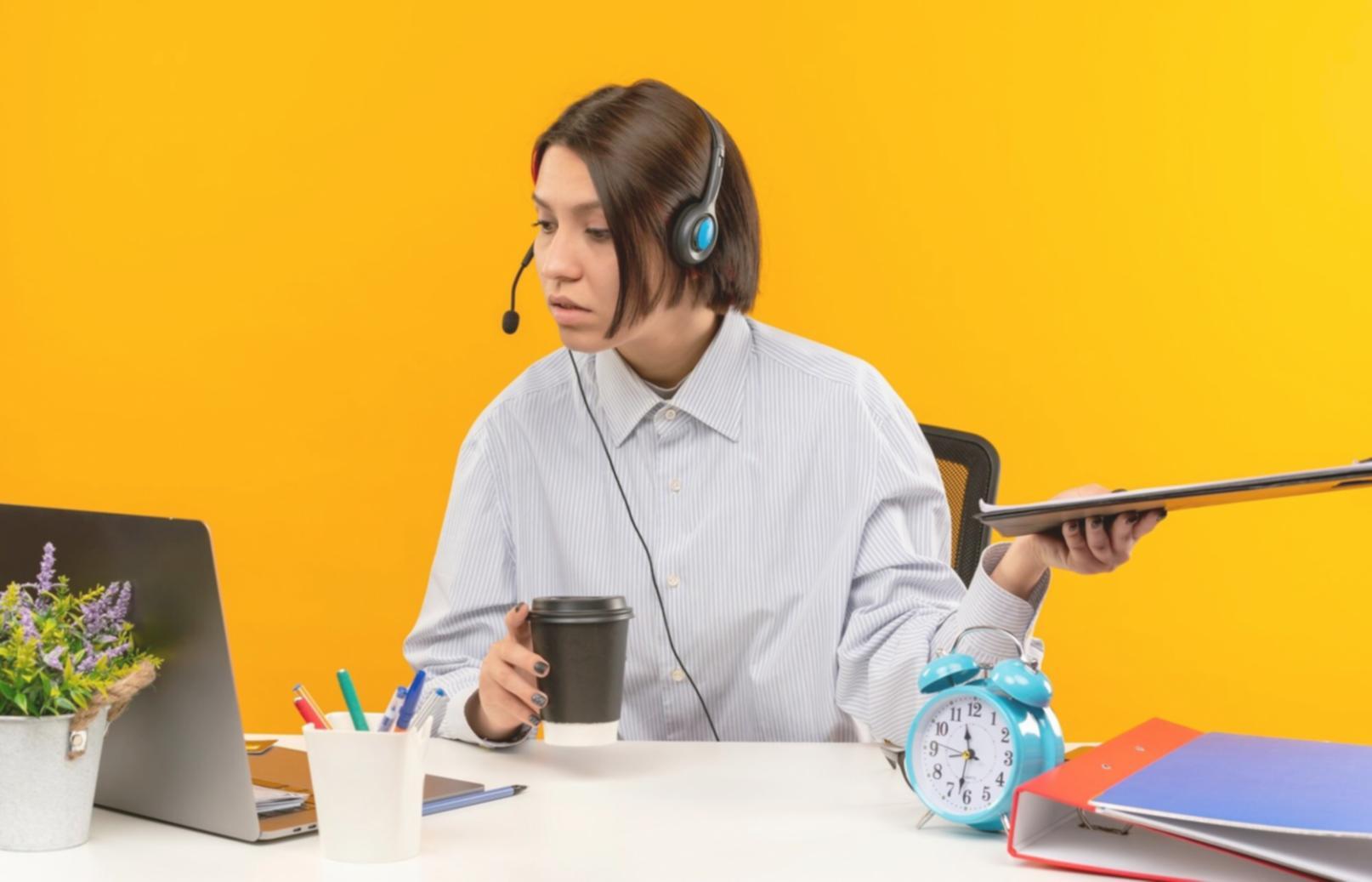 Persona che scrive in un ambiente creativo e ispirante